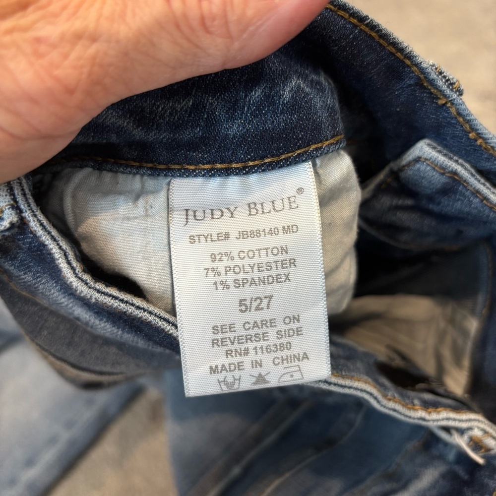 JUDY BLUE Double Button Bootcut Jeans frayed hem - Picture 9 of 10